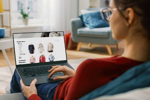 Client naviguant sur un site e-commerce responsive